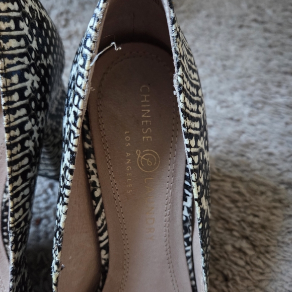 Elegant Black and White Women's Pumps - Picture 5 of 6